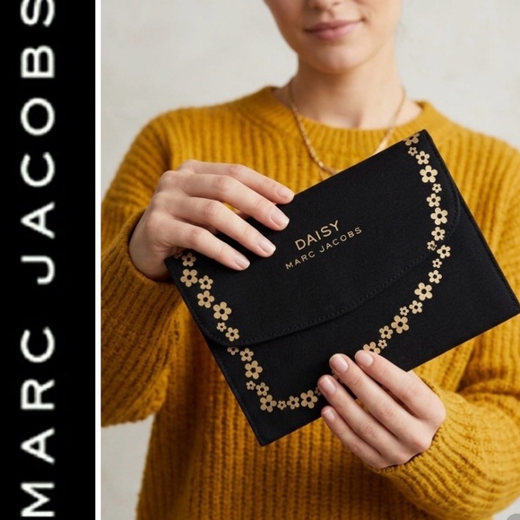 Marc Jacobs Handbags - 🆕 Marc Jacobs DAISY Clutch